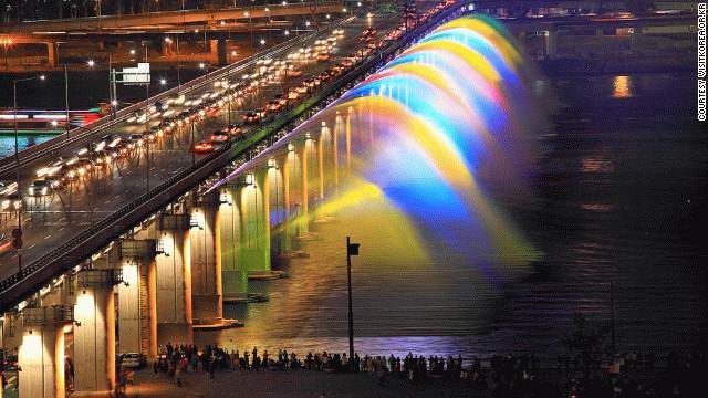 盘浦月光彩虹喷泉，韩国，首尔.jpg