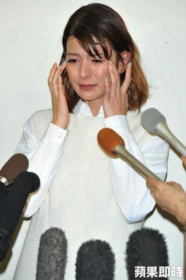 蘇珊娜3月在離婚記者會上聲淚俱下。翻攝trendnewss.com網站.jpg