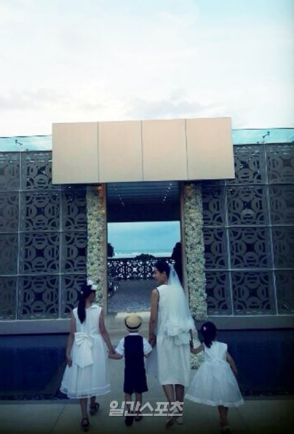 尹晶喜前天在峇里島閃婚，婚禮照今曝光。翻攝日刊體育新聞網.jpg
