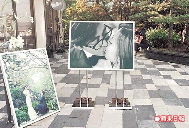 裴勇俊與朴秀珍的婚禮現場，設有兩人甜蜜接吻的婚紗照。.jpg