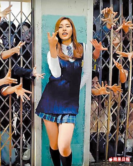 16歲台灣正妹周子瑜在主打歌《Like OOH-AHH》MV穿秀長腿。.jpg