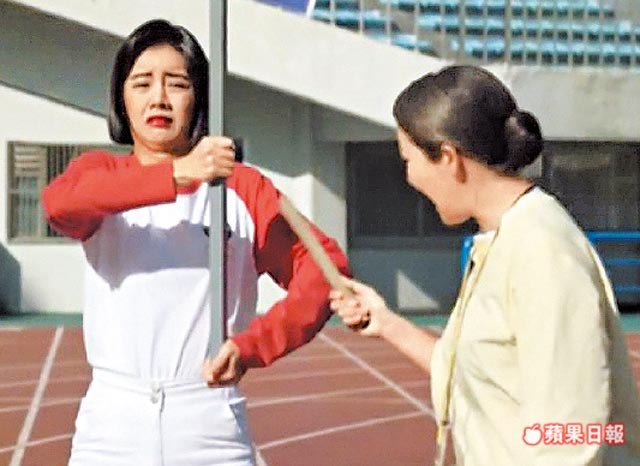 惠利(左)在《請回答1988》被選為奧運舉牌小姐，頂著濃妝練習。.jpg